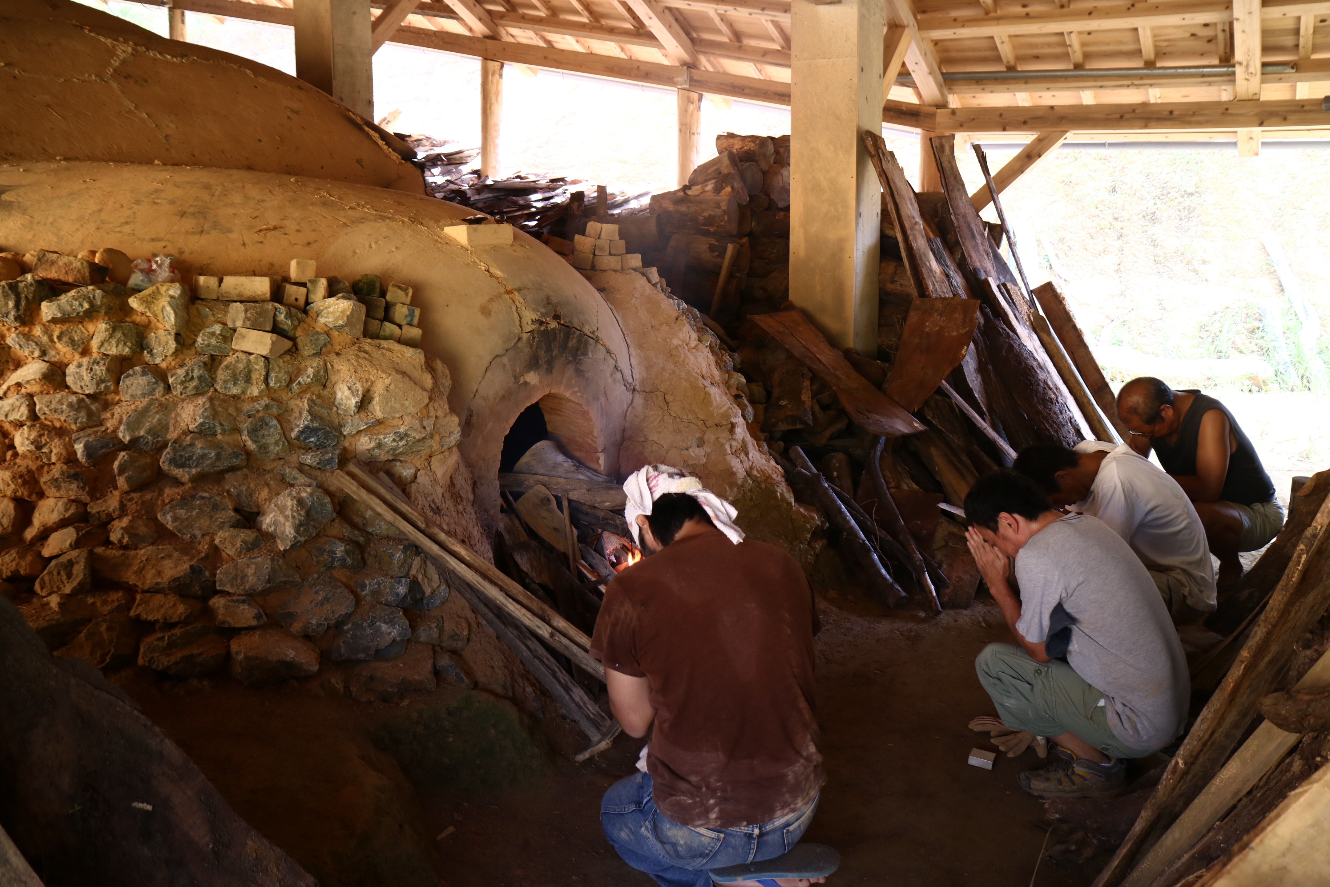 薪を入れる様子