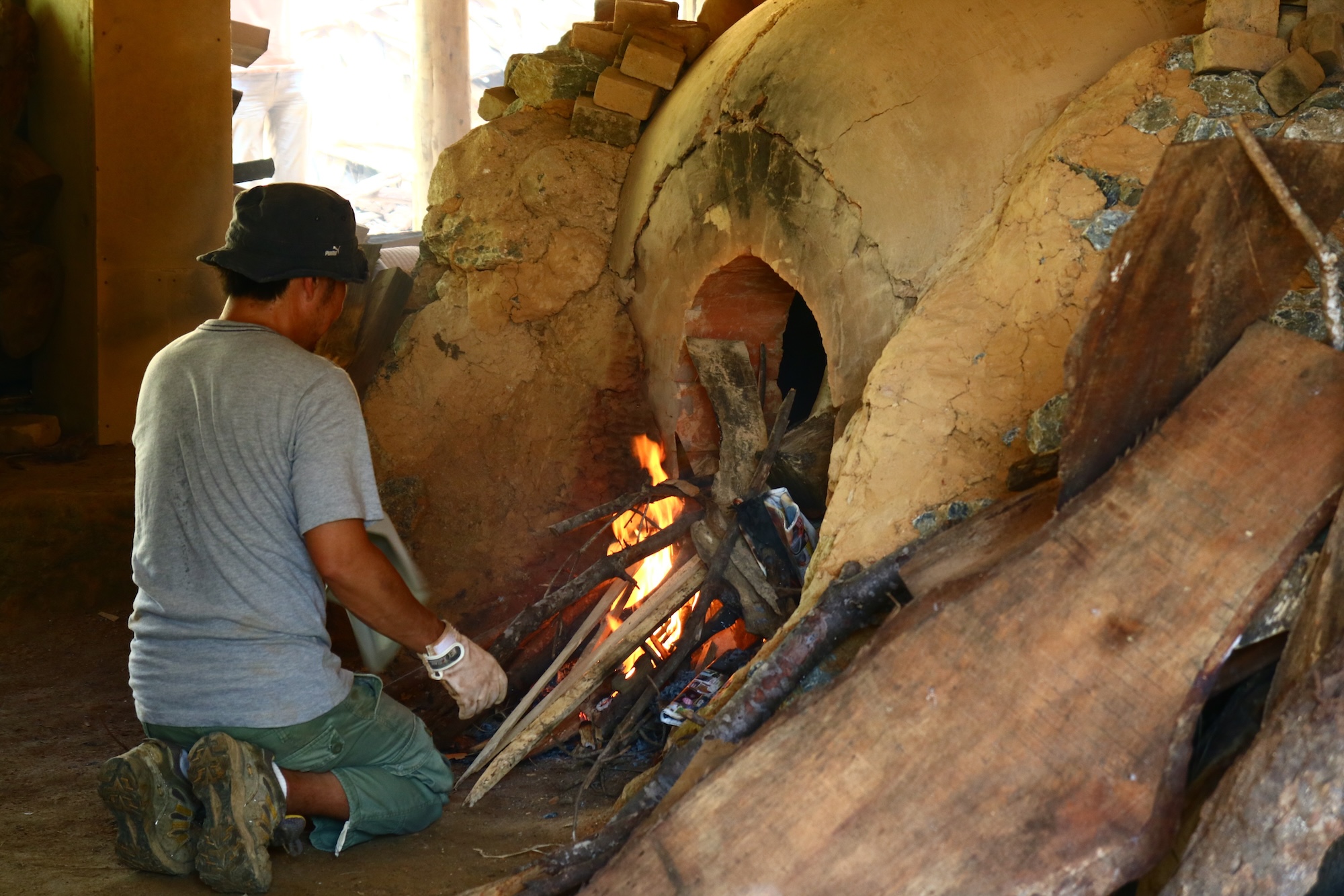 燃え上がる窯の火