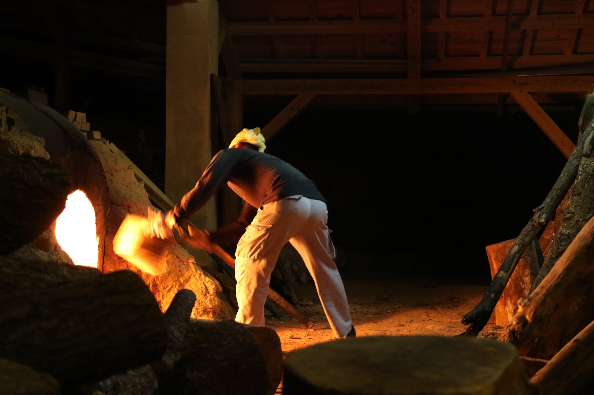 激しく上がる煙