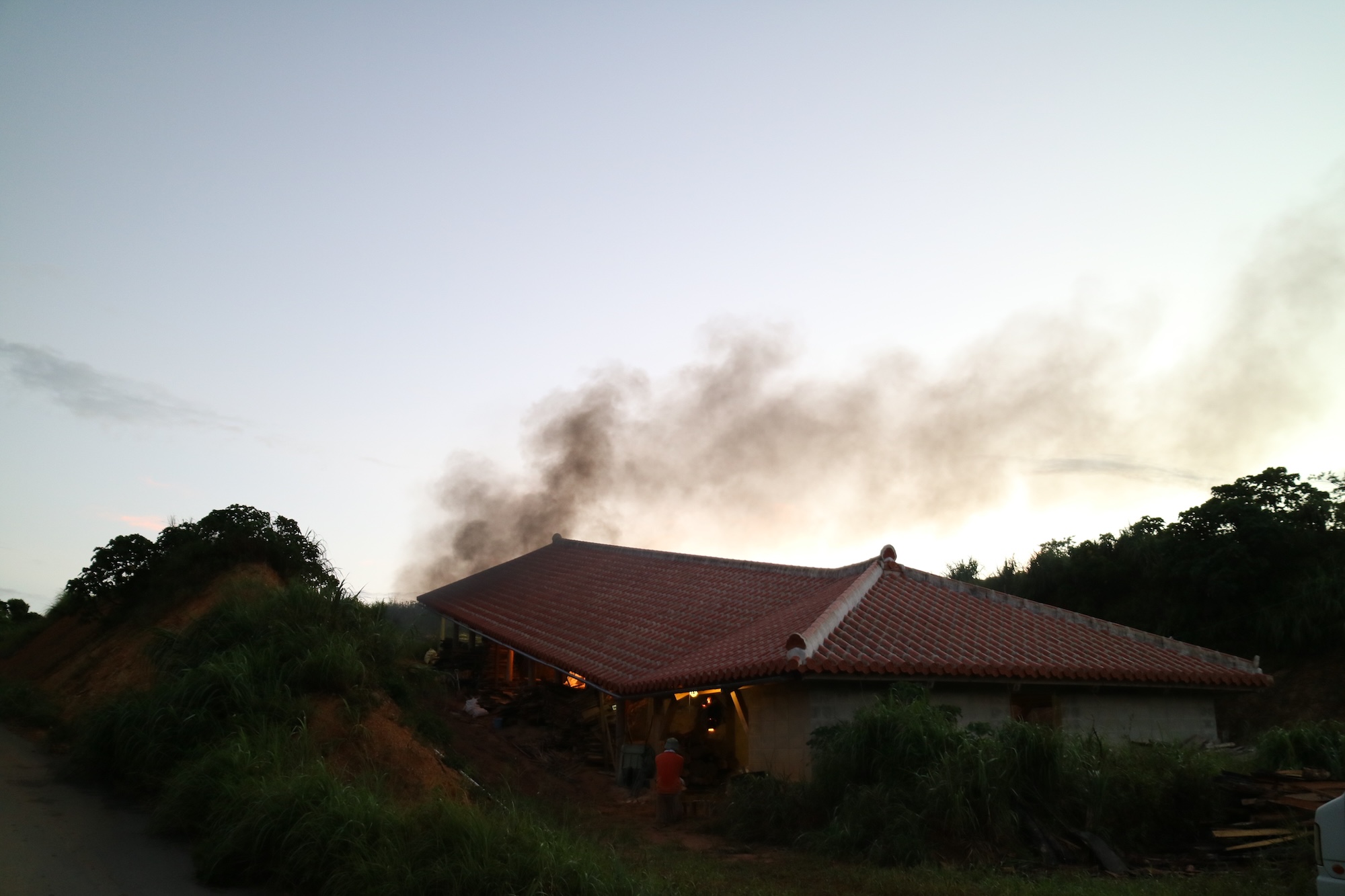 夜明けの窯焚き