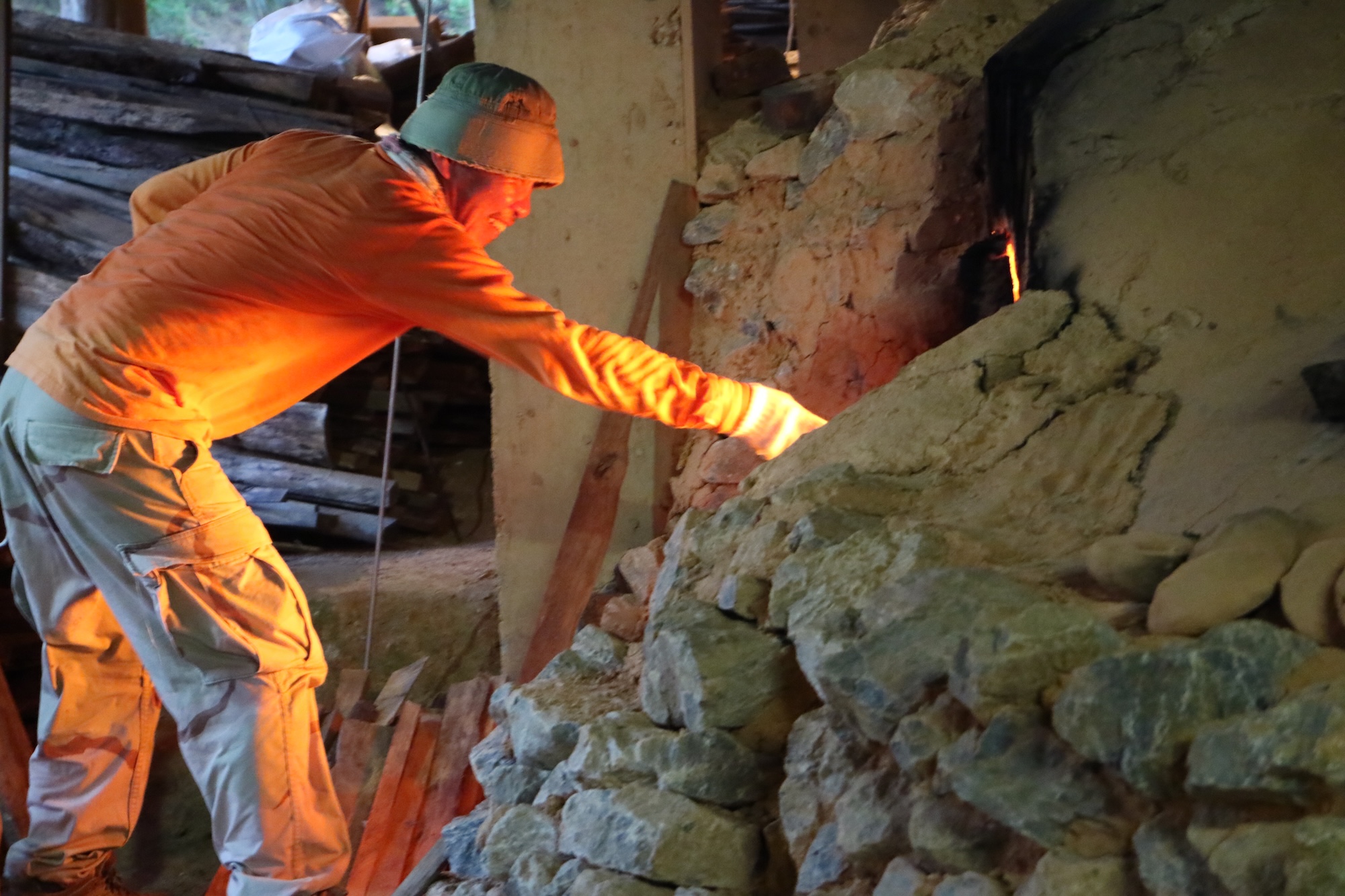 横の窓から薪を投入