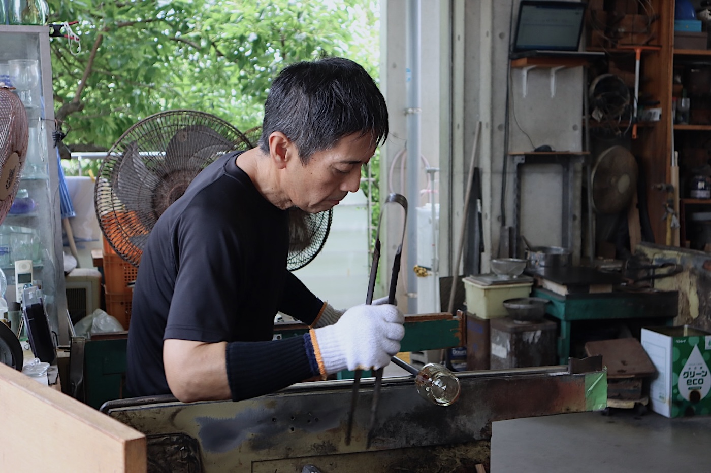 奥原硝子製造所の職人