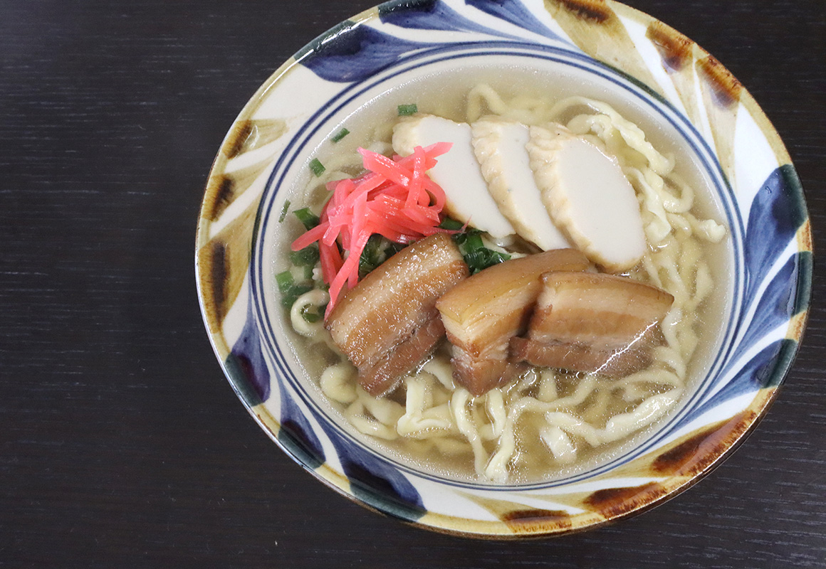 【沖縄そば編】楽しくゆんたく（＝おしゃべり）しながら、沖縄そばの麺打ちにチャレンジします。