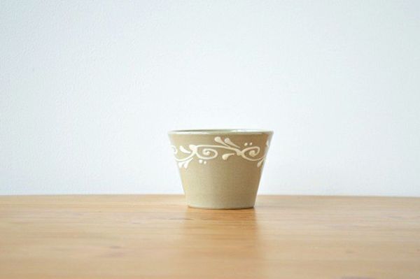 湧田焼.イッチン 染付イッチン輪花六寸皿 イッチン作業。 粘土を水で溶かし泥状に