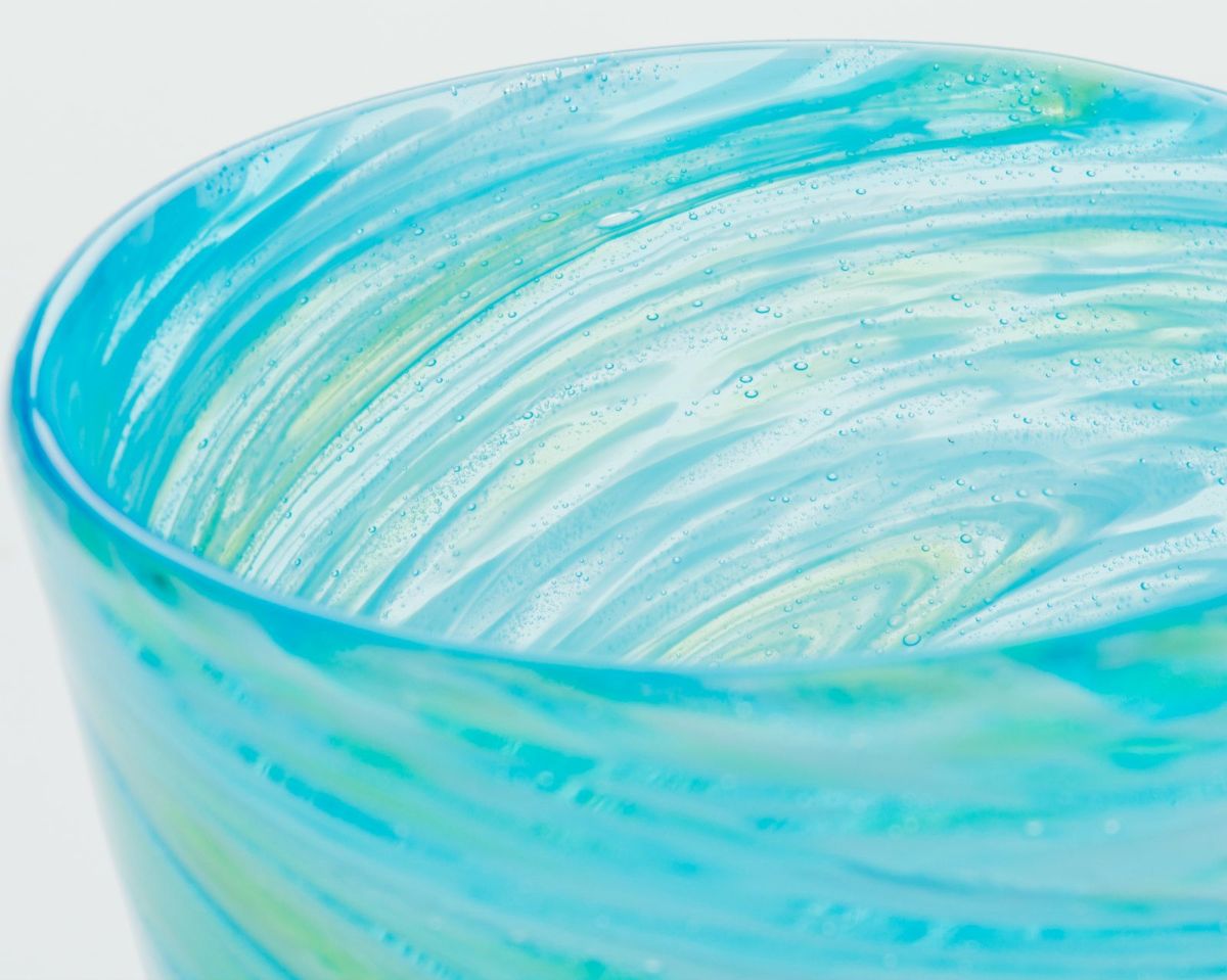 現代アート　ガラス作品 ハルクラフト　青と緑の渦巻き　送料込み0915 あなただけの物語』が感じられる夏の空を描いたガラス作品を届けたい