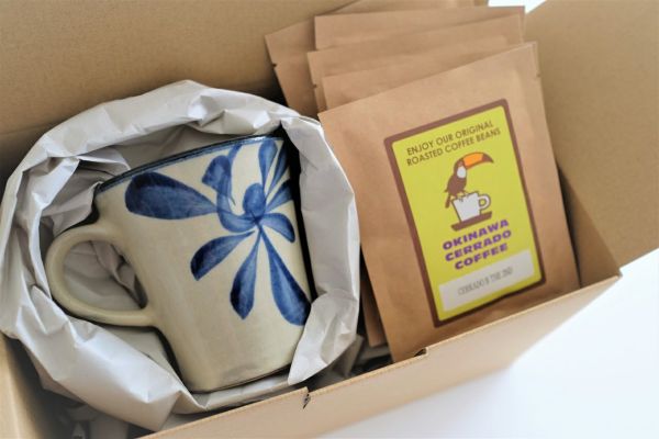 陶眞窯の唐草マグカップとセラードコーヒードリップバッグ5袋