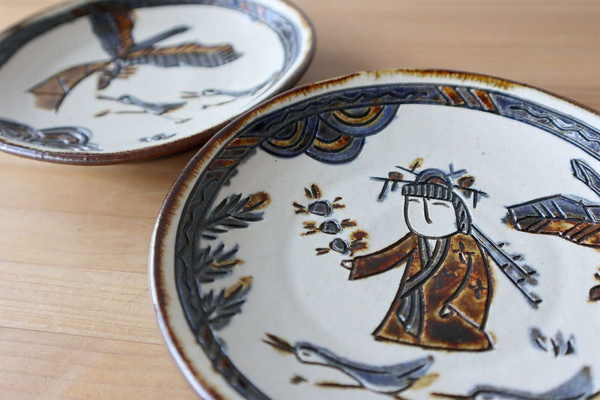 一点もの】線彫り五寸皿 踊り子＆パラダイス アトリエ五香屋 | ゆいま