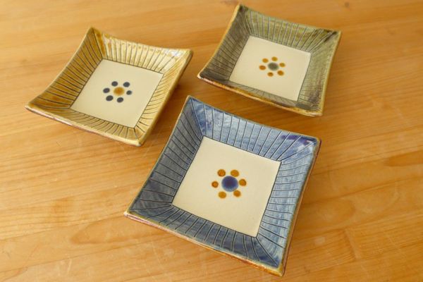 四角皿　12cm　花ぐ～線彫　／　陶眞窯
