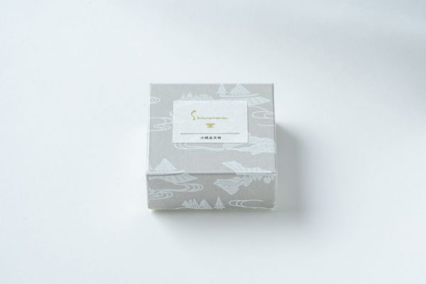 黒糖入り小箱　琉   シマノネ　文様