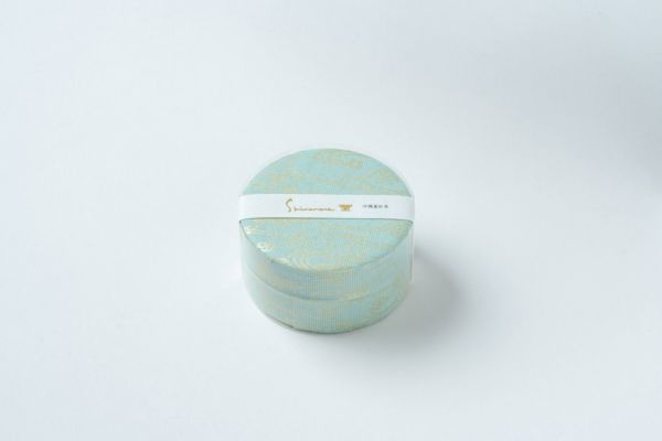 お茶入り缶（沖縄産紅茶）　鶴     シマノネ　文様