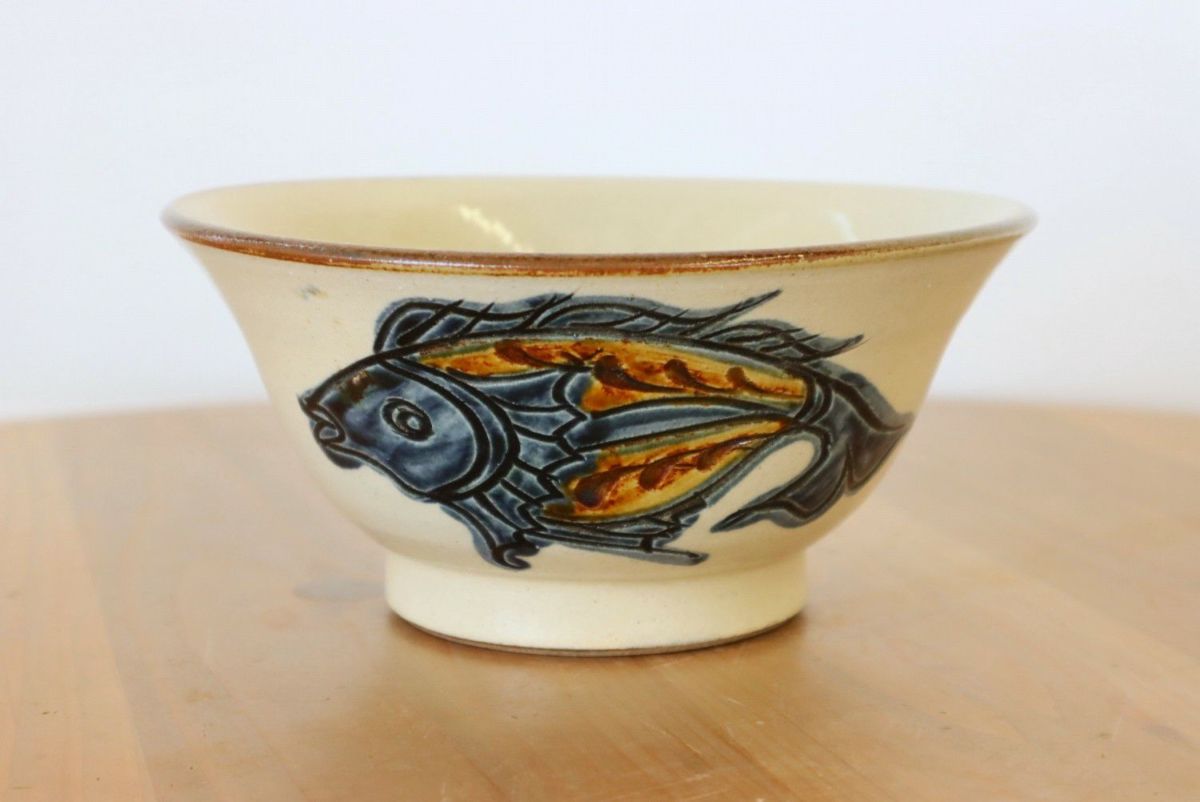 やちむん 6寸そばマカイ（魚紋線彫り）/陶眞窯 | ゆいまーる沖縄