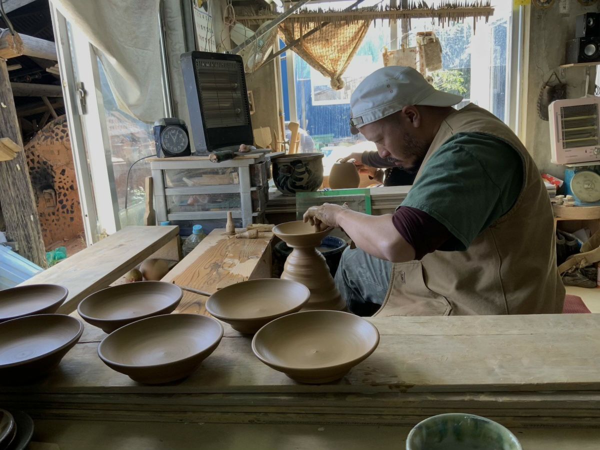 やちむん 6寸そばマカイ（魚紋線彫り）/陶眞窯 | ゆいまーる沖縄